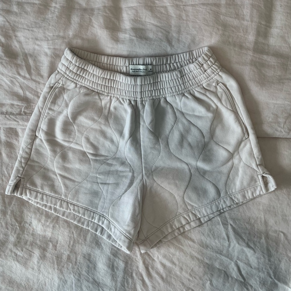 Abercrombie & Fitch High-Waist Quilted Shorts - Picture 2 of 4